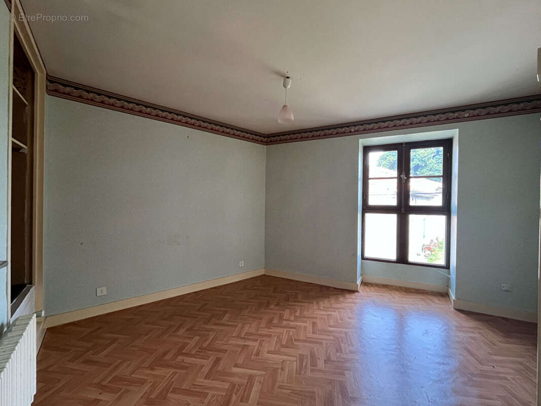 Maison à MONTMOREAU-SAINT-CYBARD