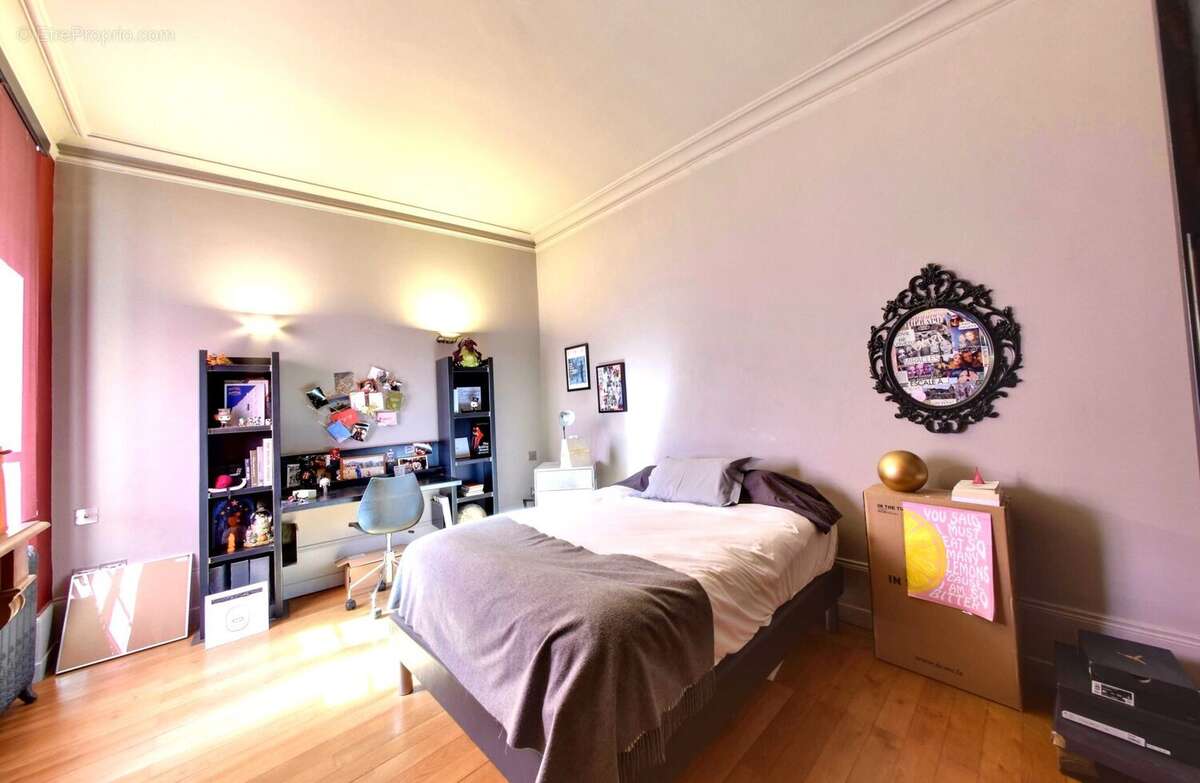 Chambre côté cour - Appartement à GRENOBLE