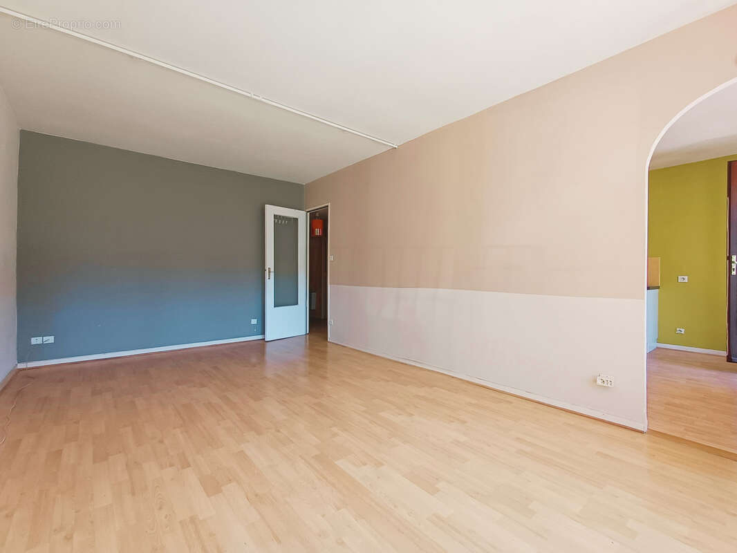 Aubenas - appartement 1 piece 41m2 - balcon et ascenseur - photo 8