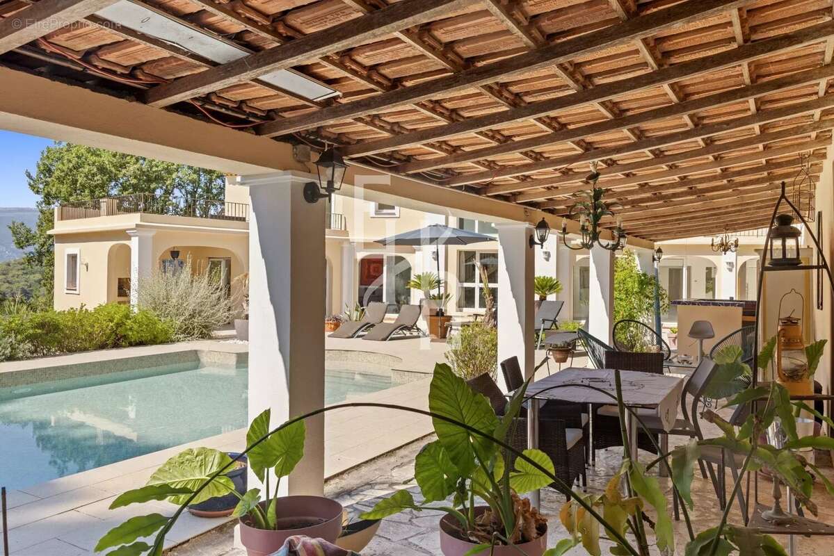 Propriété unique à Mougins — un havre de paix familial avec forêt, pool house et vie de village. - photo 4