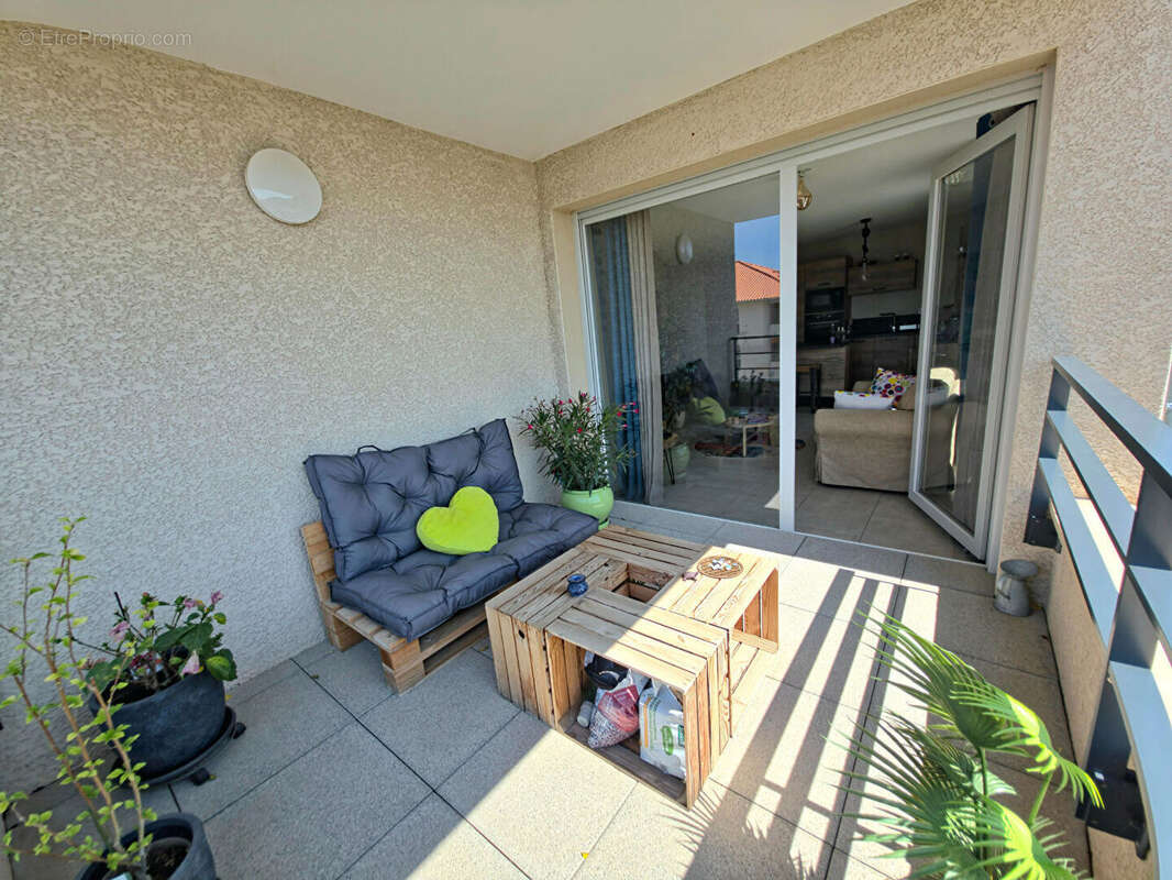 FRONTONAS CENTRE Superbe appartement avec terrasse et vue dégagée ! - photo 7