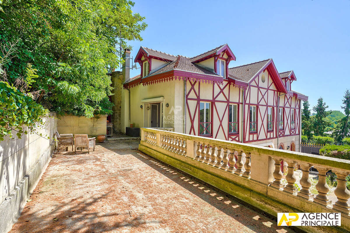 Maison à LE MESNIL-LE-ROI