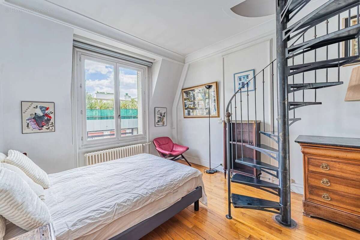 Appartement à PARIS-16E