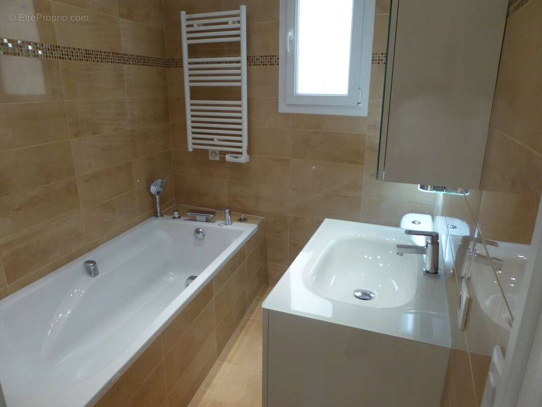 Salle de bains Lumière naturelle Carrelage - Appartement à NICE