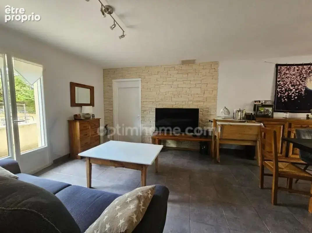 Maison de plain-pied de 120 m², 4/5 chambres et grand garage, au calme absolu. CHAMPNIERS (16) - photo 6