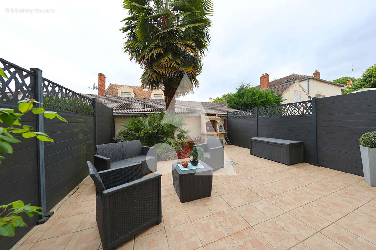 Maison à SAINT-PIERRE-DU-PERRAY