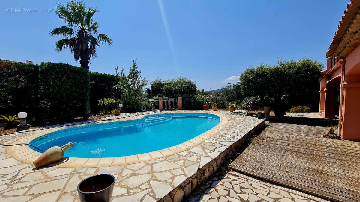 A vendre villa vue mer de l'etage 3 chambres piscine garage aux issambres - photo 3
