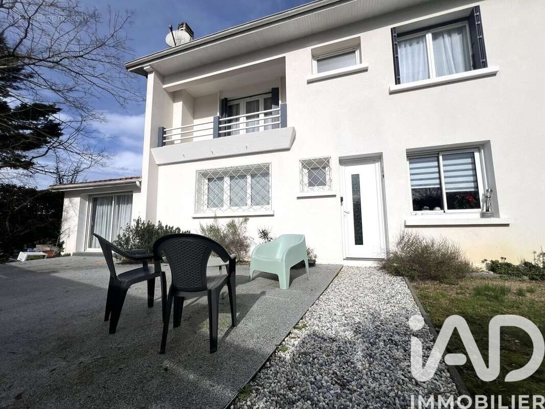 Maison 165 m² à Saint-Pierre-Du-Mont  - photo 2