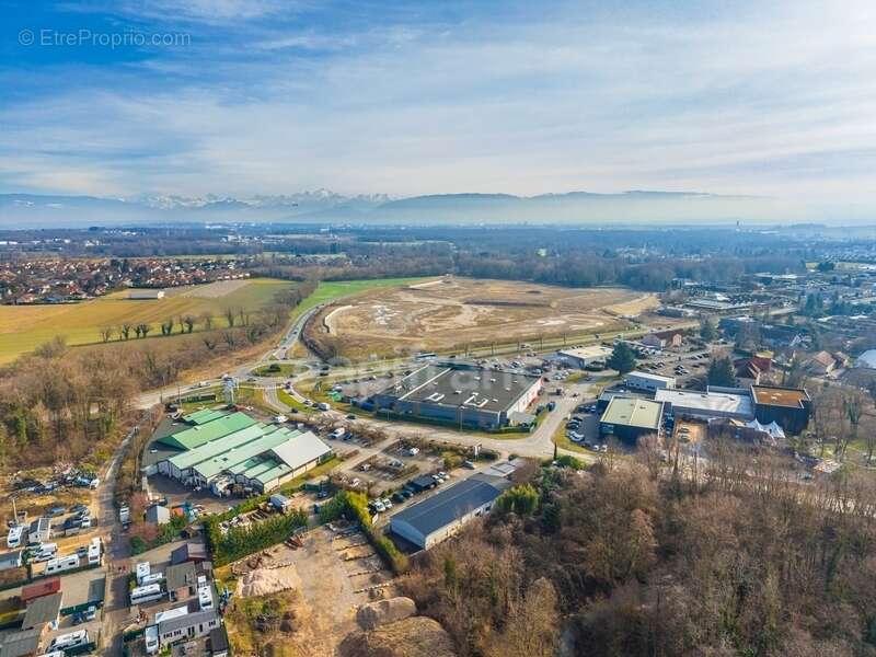 Terrain à SAINT-GENIS-POUILLY