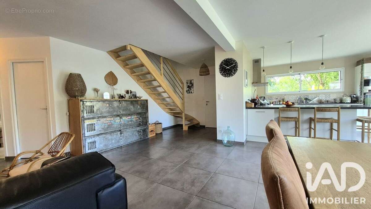 Maison 130 m² à Saint-Ave  - photo 4