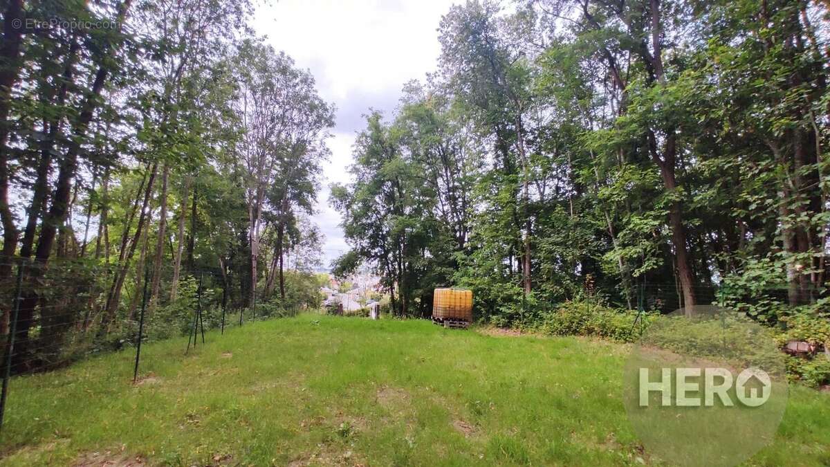 Terrain à LES CLAYES-SOUS-BOIS