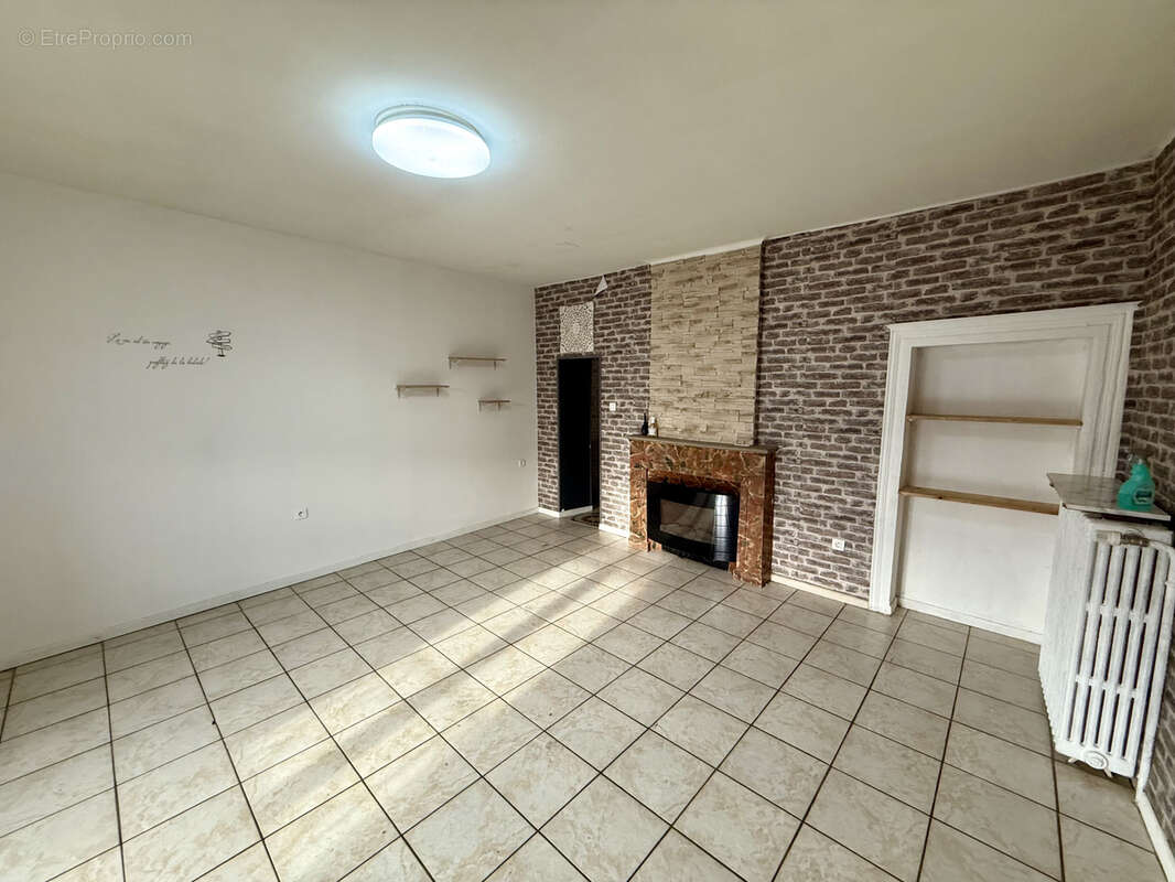 Maison à VIVIERS-SUR-CHIERS