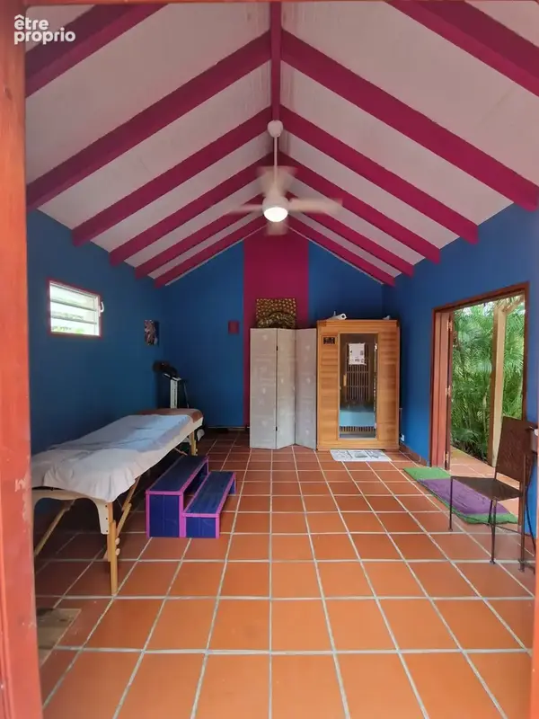 DESHAIES, Villa plage à pied, 2 bungalow, garage et piscine, sur 1 965 m² de terrain arboré - photo 11