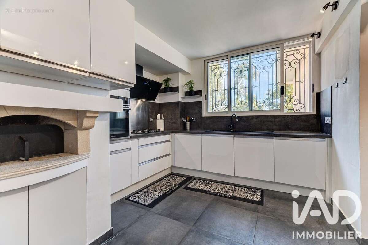 Maison 366 m² à Saint-Laurent-Du-Var  - photo 7