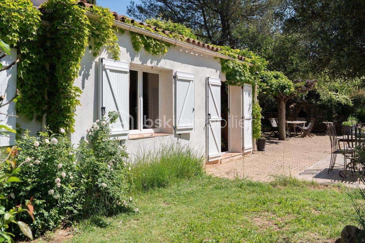 Venez Découvrir cette Demeure d’exception Plein Pied à JOUQUES, Village de l'arrière pays Aixois – L’art de vivre provençal dans - photo 17