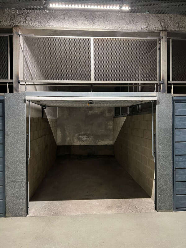 Parking à PARIS-18E