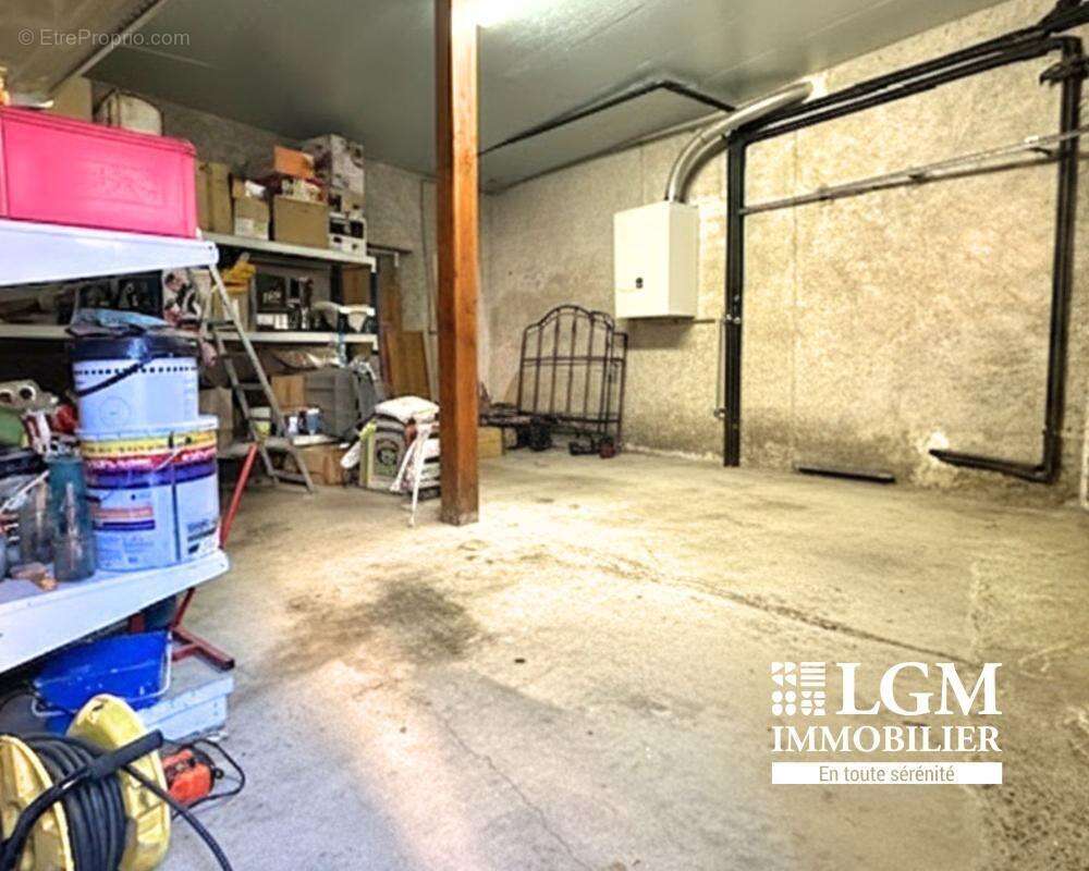 Maison à LE BREUIL-SUR-COUZE