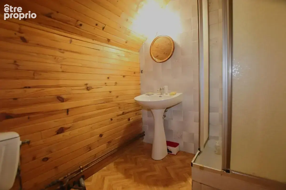 Ensemble immobilier avec gîte et potentiel second gîte - Maison T7 de 211 m² sur terrain arboré - photo 13
