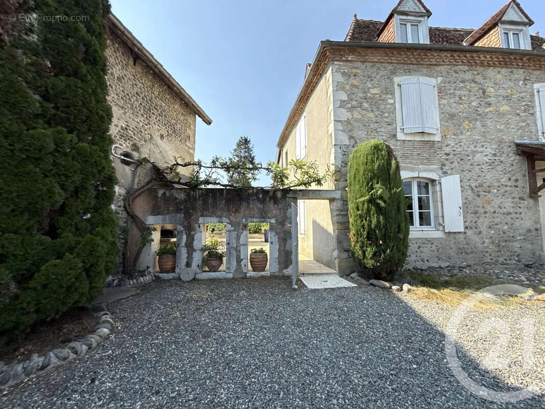 Maison 285 m² à Orthez  - photo 4