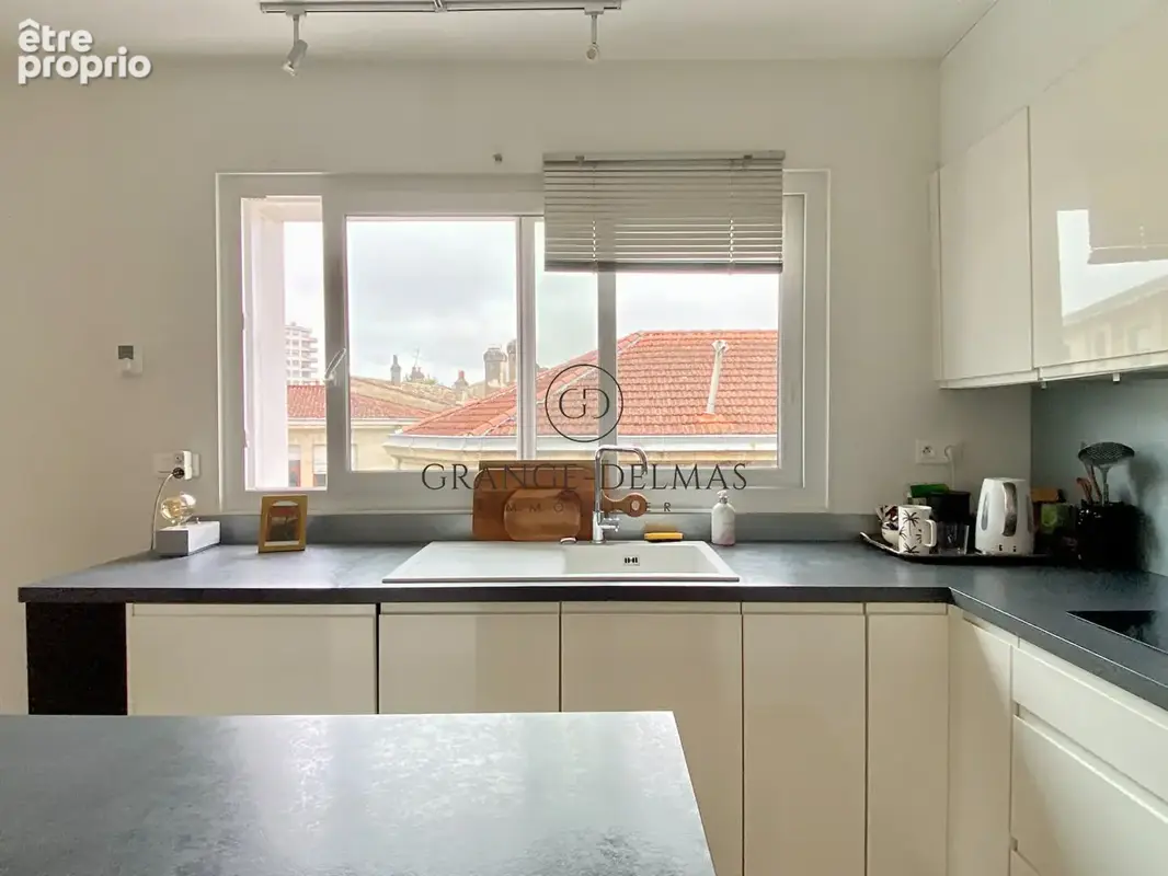 Appartement immeuble pierre avec 2 chambres, dernier étage, double exposition - SAINT SEURIN - photo 7
