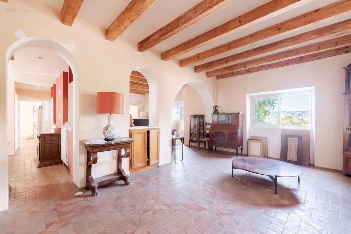 Century 21 Hanna Logis vous propose une magnifique maison en pierre située dans l’un des quartiers les plus recherchés d’Antibes - photo 4