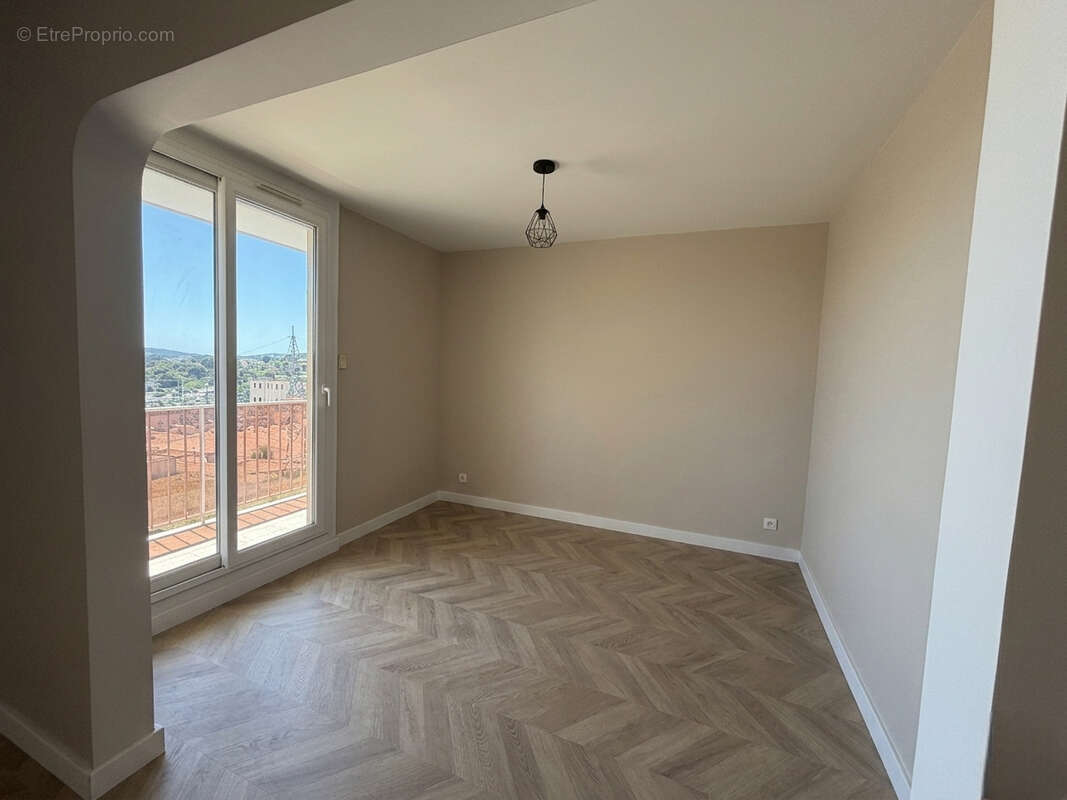 Appartement Toulon Ouest 4 pièce(s) 74 m2 avec balcon, cellier et parking collectif . - photo 4