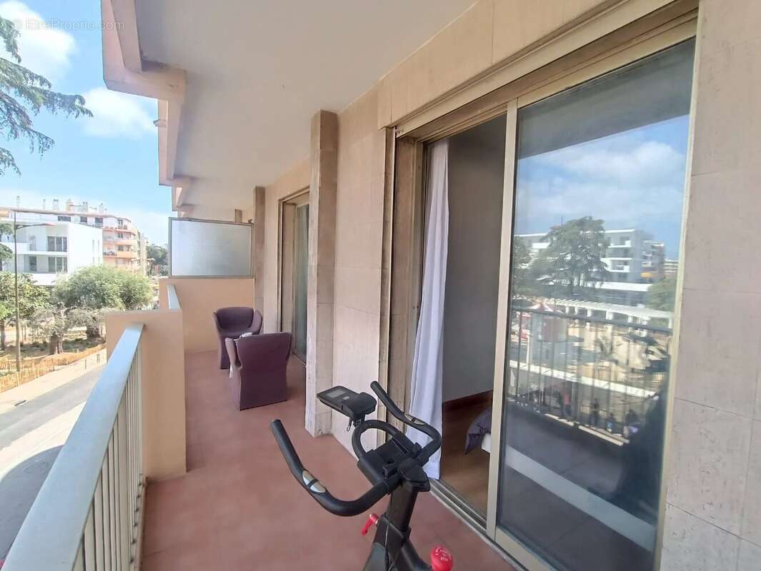 Appartement à SAINT-LAURENT-DU-VAR