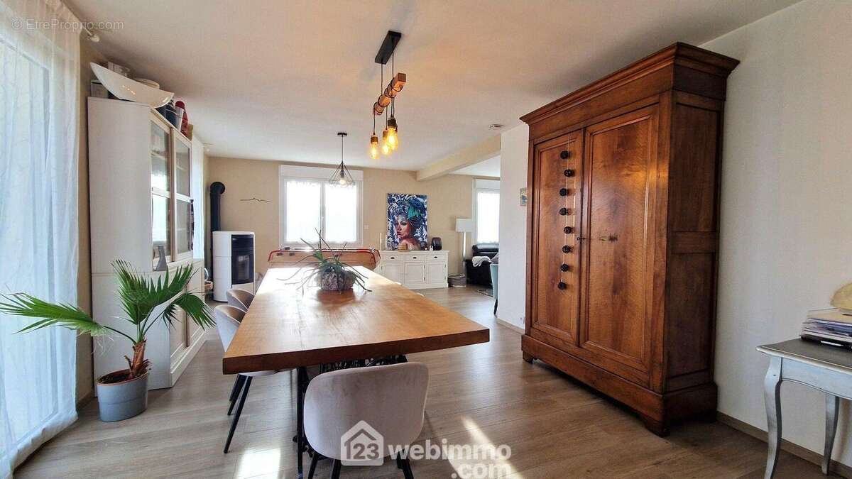 Un espace salle à manger - Maison à MONTCORNET