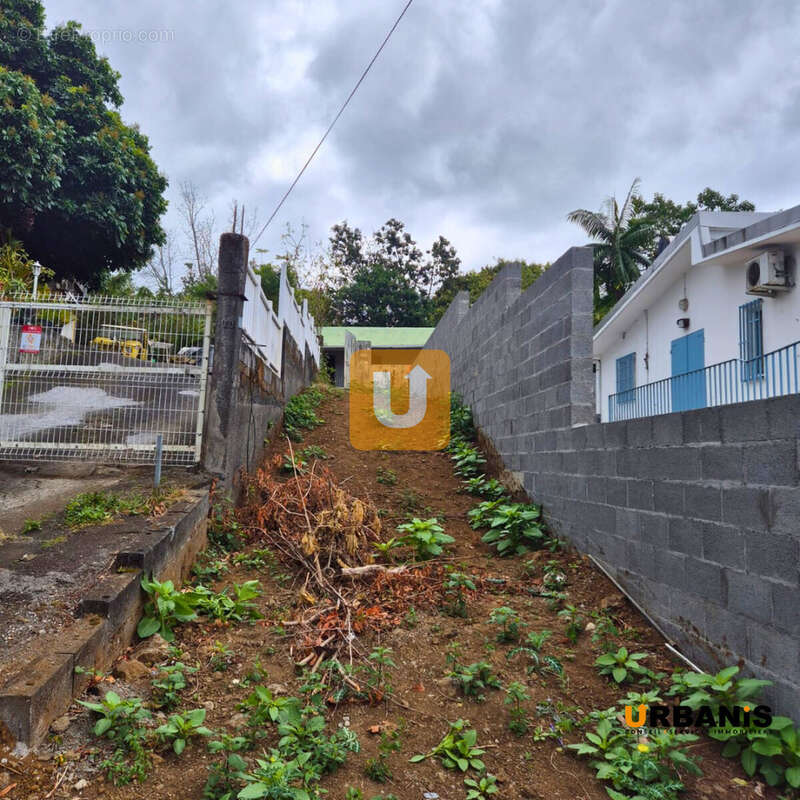 Terrain à LE TAMPON