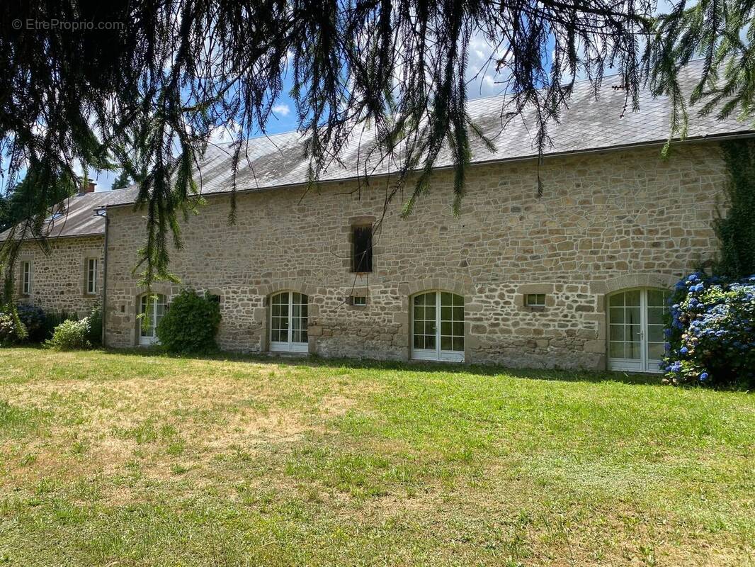 Maison à SAINT-HILAIRE-LES-COURBES