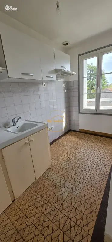 À deux pas de la gare et du centre-ville de Beaugency   Appartement F2 avec garage et cave - photo 5
