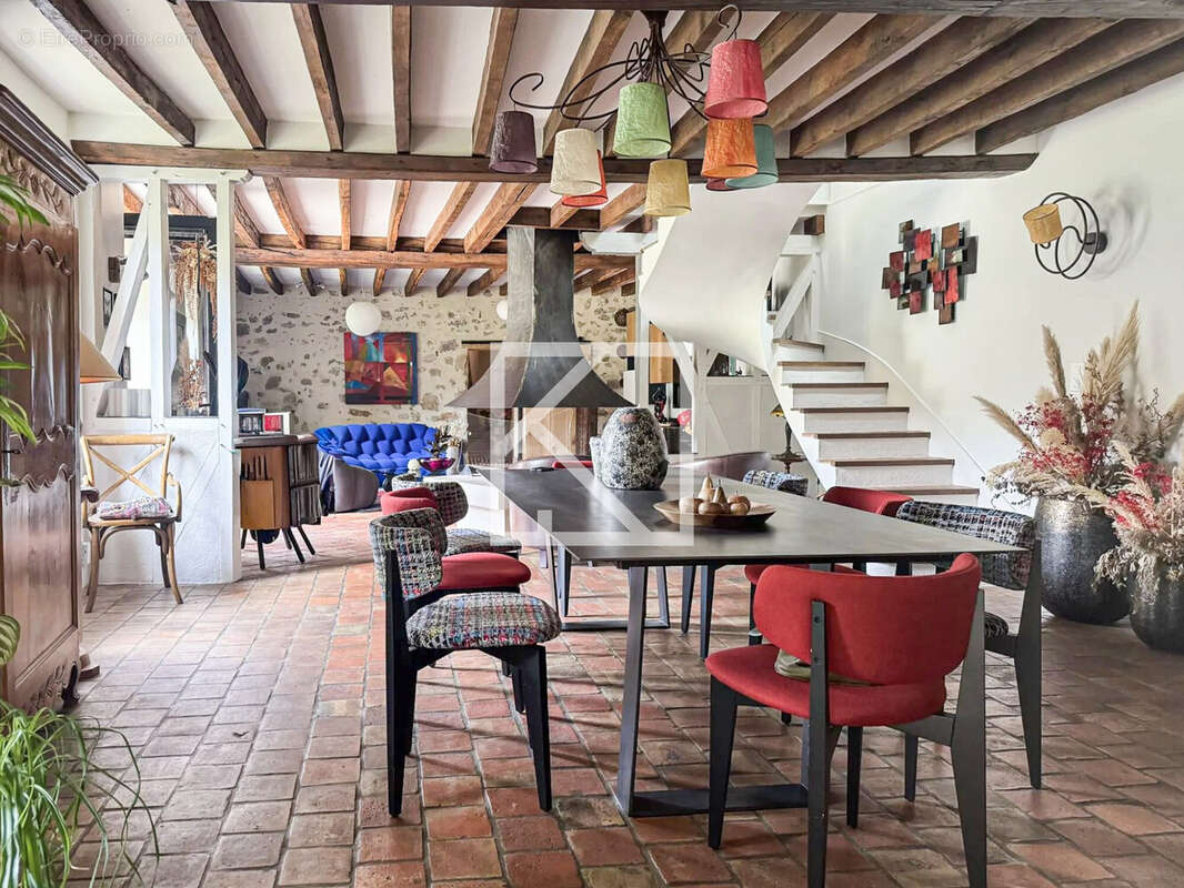 Maison 230 m² à Saint-Pavace  - photo 3