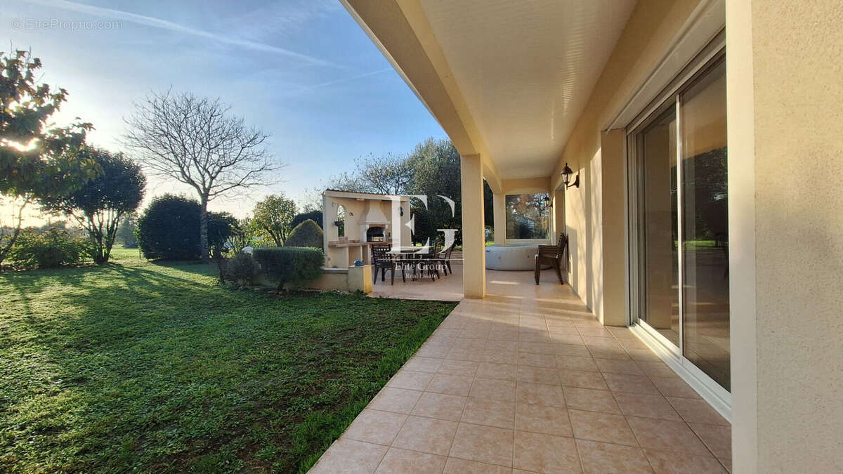 Maison à SAINT-MEME-LES-CARRIERES