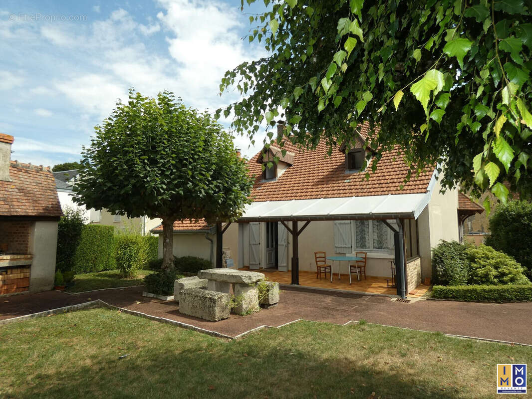 Maison à AZY