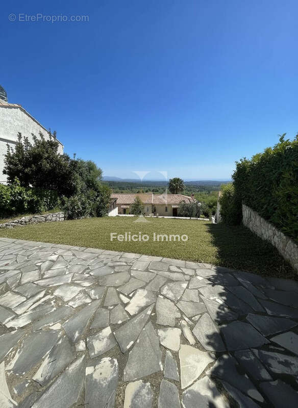 Maison à CHATEAUNEUF-GRASSE