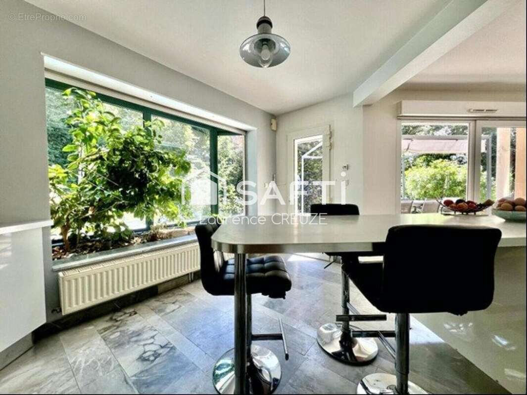 Maison 161 m² à Montferrand-Le-Chateau  - photo 2