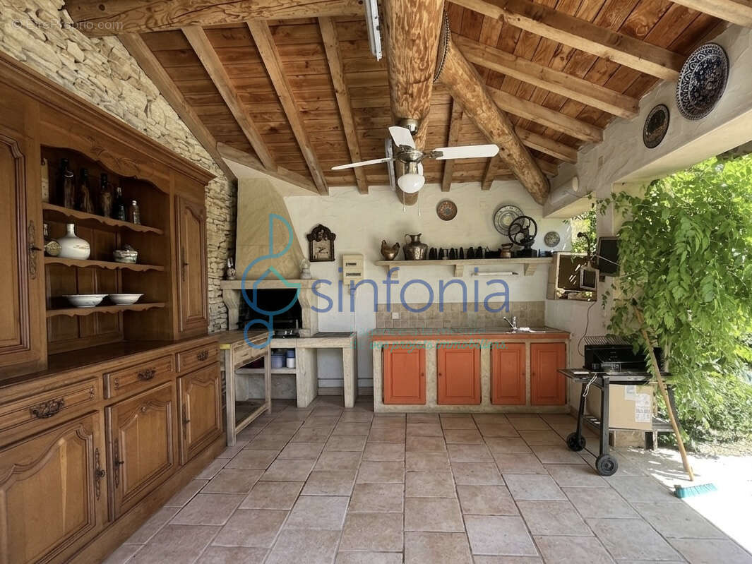 Belle maison du sud de la France typiquement provençale de 201 m2 habitables et 70 m2 de dépendances. - photo 4