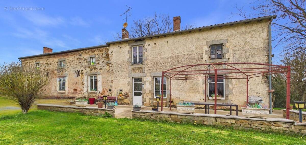 Photo 1 - Maison à BUSSIERE-POITEVINE
