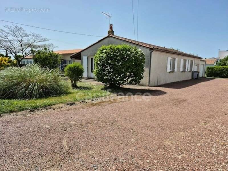 Maison Plain Pied - 4 chambres - 2 Garages - Jardin clos  SAINT JEAN DE LIVERSAY - photo 5