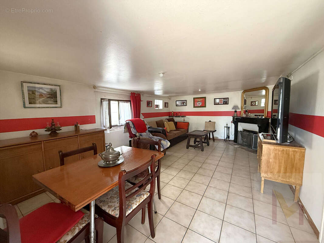 Maison avec garage, jardin sur 590 m² de terrain. - photo 12