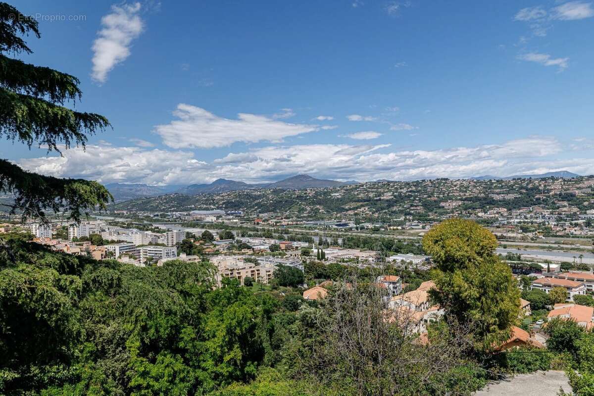 Appartement à SAINT-LAURENT-DU-VAR