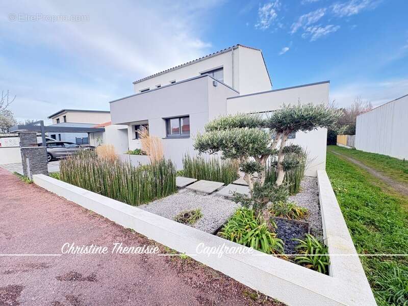 Maison contemporaine Beaux volumes - 5 chambres - Pergola - Garage SAINT GILLES CROIX DE VIE (85) - photo 3