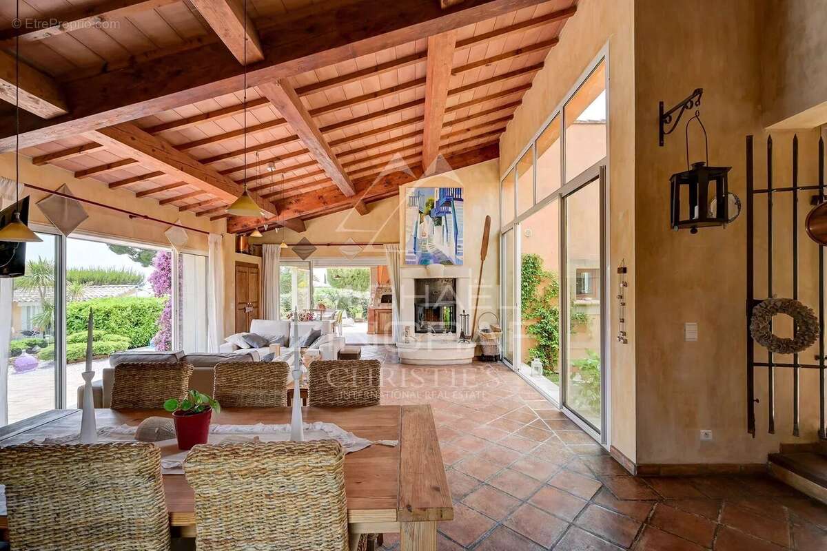 Maison à SAINT-CYR-SUR-MER