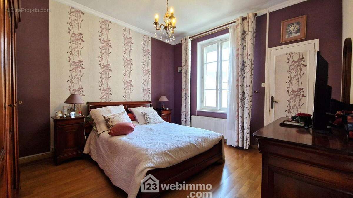 Une chambre de 14 m², le sol est en parquet - Maison à LAON