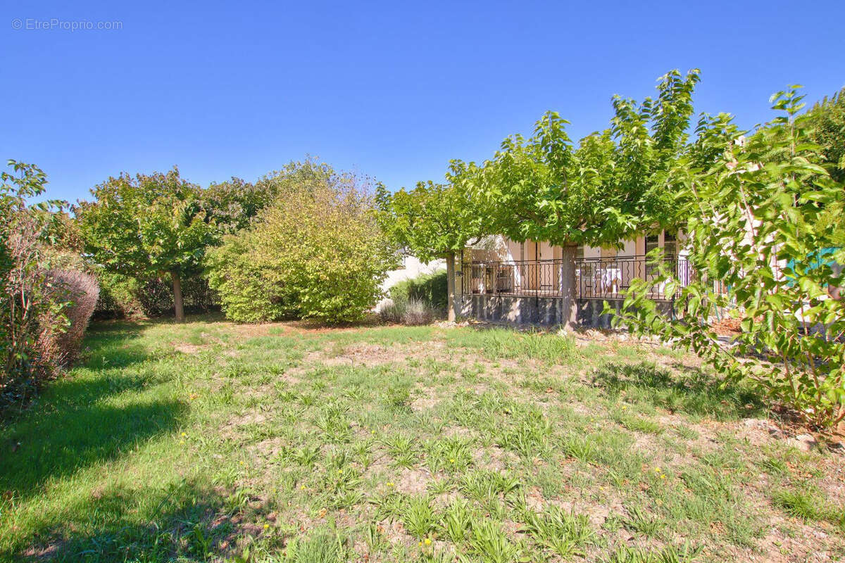 Maison de plain pied T4 de 92 m² sur 1000 m² de terrain avec 2 garages et dépendances à TAVERNES 83670 - photo 3