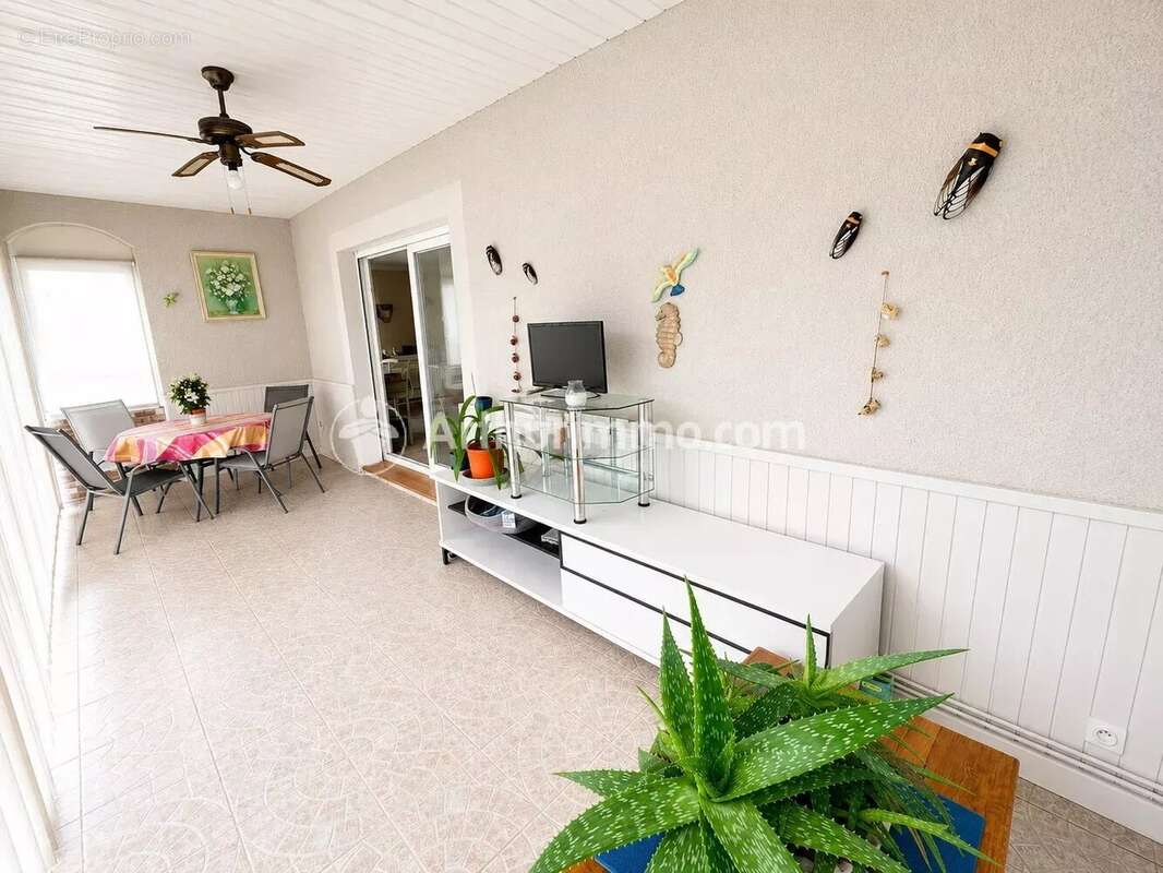 Maison de plain-pied – 2 chambres, terrain 700 m², garage, véranda - photo 6