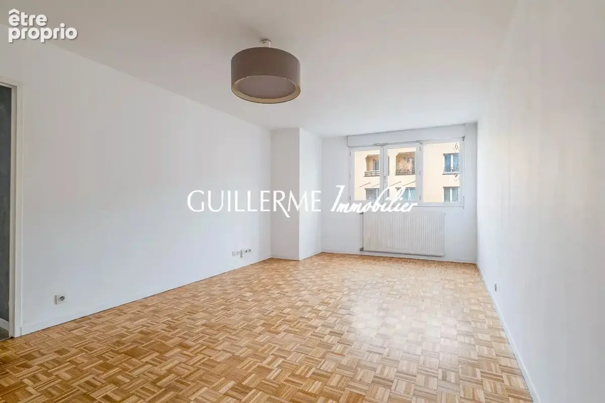 Appartement T3 à Gare de Vaise avec balcon, cave & parking - photo 3
