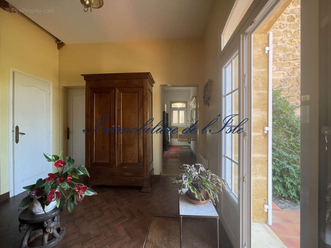 Propriete en pierres avec dependances et fort potentiel - photo 22