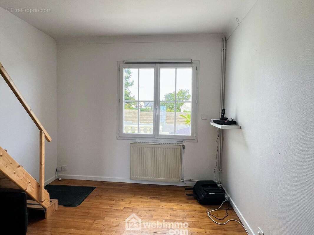 ... sur parquet et avec des grandes fenêtres. - Maison à MURS-ERIGNE