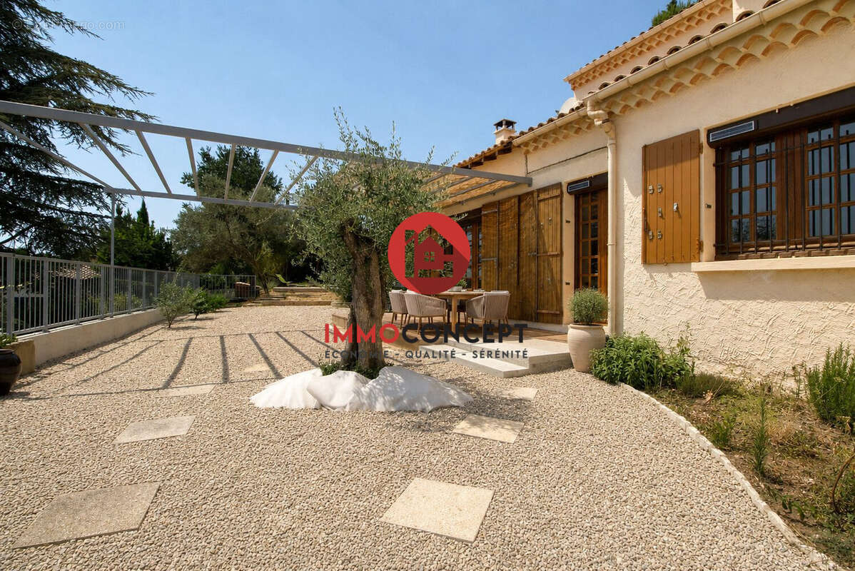 Maison 122 m² à Rochefort-Du-Gard  - photo 9